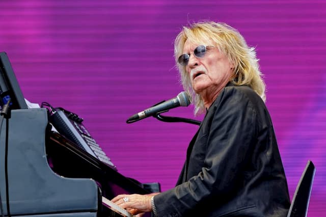 The 74-year-old singer Christophe was hospitalized on Thursday March 26, 2020 in Paris, in intensive care.