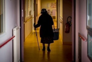 Confinement in nursing homes protects the elderly against the coronavirus but can lead to a state of distress that is sometimes fatal
