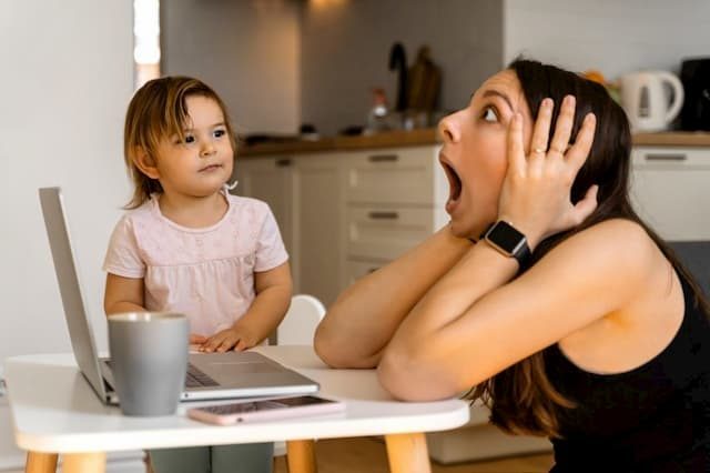 Telephone assistance for parents under stress during confinement 