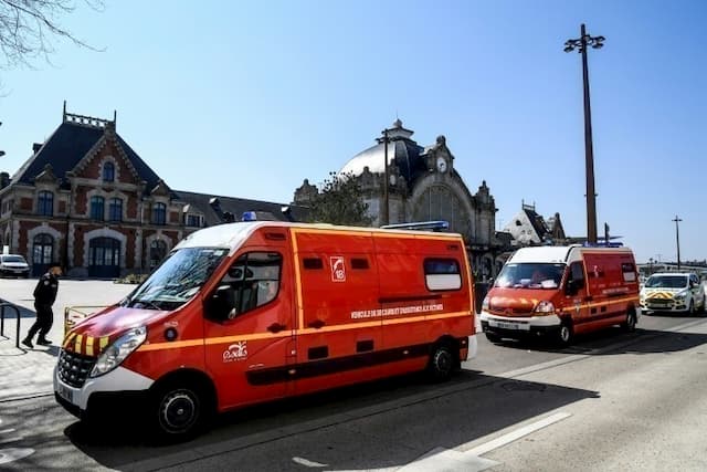 A line of ambulances leave Saint-Brieuc station on April 1, 2020 with patients who have just arrived from Paris.