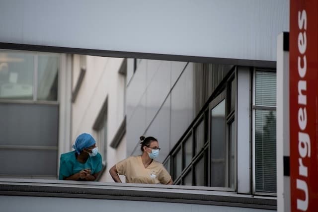 Caregivers at the Georges Pompidou hospital, April 15, 2020 in Paris