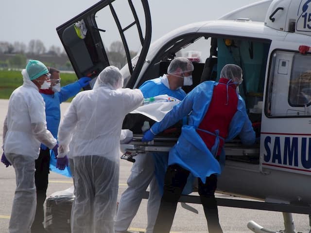 Several patient transfers were made this Wednesday, April 1 to unclog the hospitals most affected by the epidemic. Here, a patient from Grand-Est arrived in Toulouse by plane.