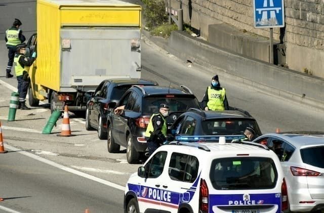 The police check motorists on the Paris ring road on April 4, 2020.