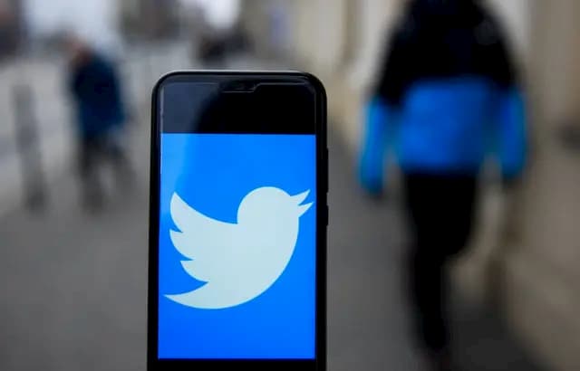 Twitter blocks messages on conspiracy theories linking the pandemic to 5G