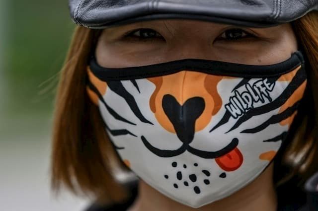 A masked woman on April 3, 2020 in Wuhan