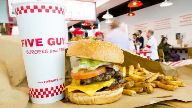 The fast-food chain Five Guys announces, Monday, May 4, 2020, the reopening of two restaurants in Paris from Tuesday, May 5 for delivery or take-out.