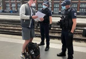 A police check in Lille Flandres station to check the Covid-19 certificates.