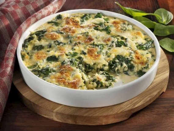 Spinach is eaten both raw and cooked, combined with a gratin, for example.