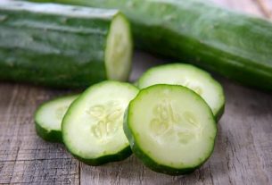 A small plate of cucumber is equivalent to the water intake contained in a glass of water.