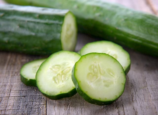 A small plate of cucumber is equivalent to the water intake contained in a glass of water.