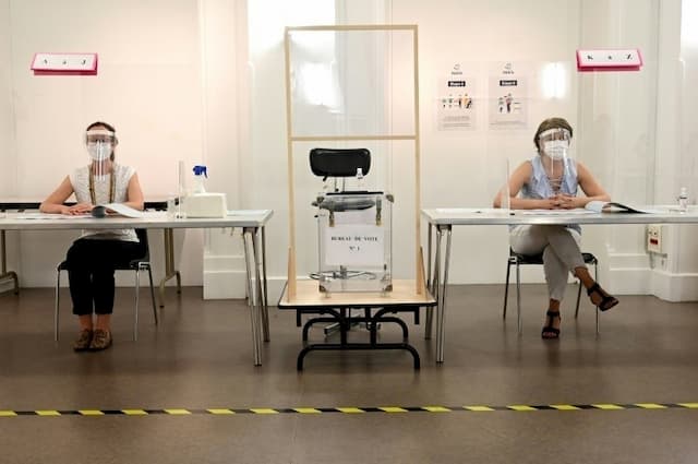 Volunteers in a polling station before the second round of the municipal elections, in Paris on June 26, 2020.