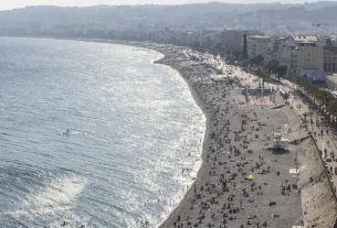 Already crowded on the beaches of Nice, July 11, 2020.