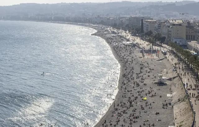 Already crowded on the beaches of Nice, July 11, 2020.