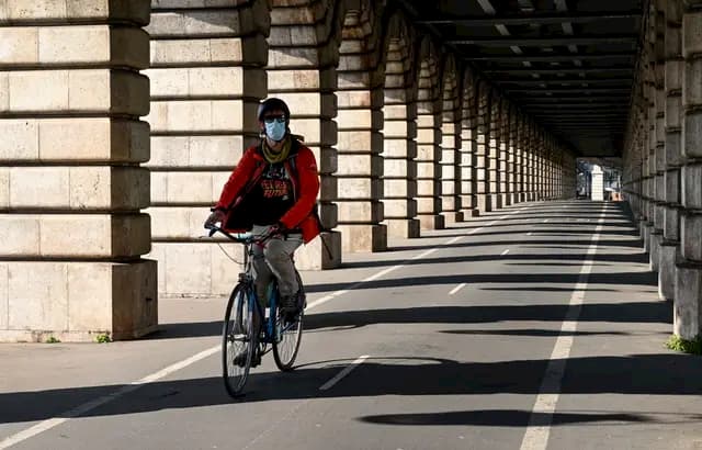 A cyclist wearing a mask in Paris (illustration).