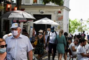 In the Montmartre district in Paris, Parisians wear the mask which has become compulsory on August 11, 2020
