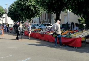 Market in Sablé-sur-Sarthe: wearing a mask