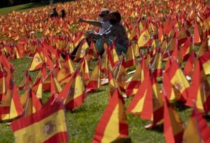 In Madrid, Spanish flags in tribute to the dead of the coronavirus