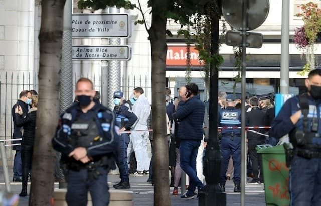 Police officers at the scene of a knife attack on October 29, 2020 in Nice. 