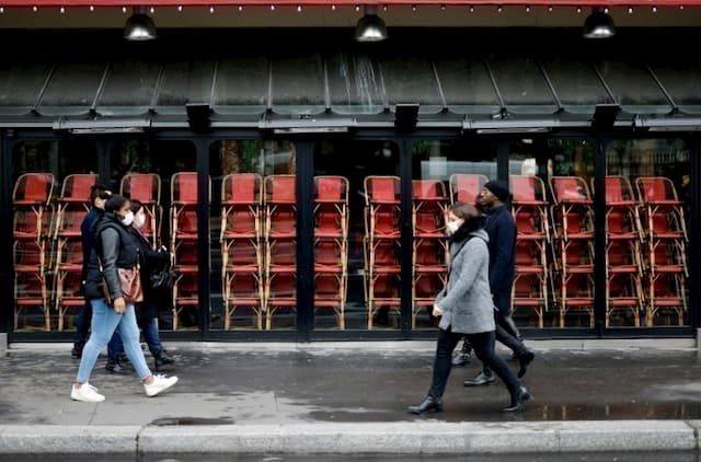 A restaurant closed due to confinement, in a street in Paris on November 23, 2020