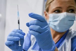 A nurse prepares to inject the Pfizer-BioNTech coronavirus vaccine on December 8, 2020 in Glasgow.