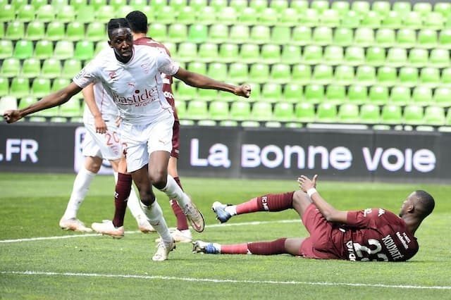 Nîmes midfielder Lamine Fomba opened the scoring against Metz in their L1 match on May 9, 201 at the Saint-Symphorien stadium in Longeville-lès-Metz.
