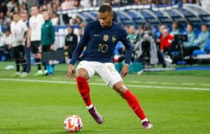 World Cup 2022: Argentina fans sing racist insults to Mbappé and France