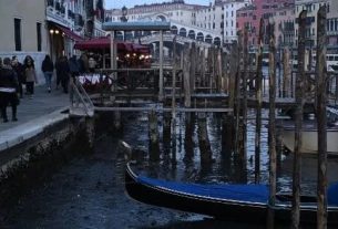 Gondolas on the mud, bare piles… A spectacular low tide phenomenon has dried up Venice
