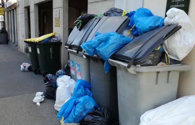 In Paris, Dustbin collectors are on Strike against the Pension reforms
