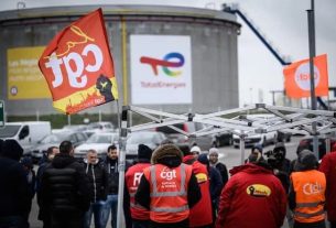 Petrol Refinery blocked against the pension reform