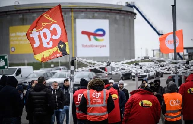 Petrol Refinery blocked against the pension reform