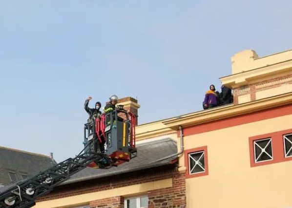 Protestors on the roof against pension reform