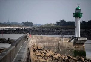 Finistère: The old Eiffel lighthouse in Moguériec finally back at the quay after its restoration