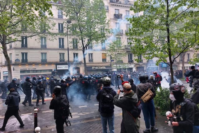 In Paris, the clashes started very quickly after the start of the demonstrations.