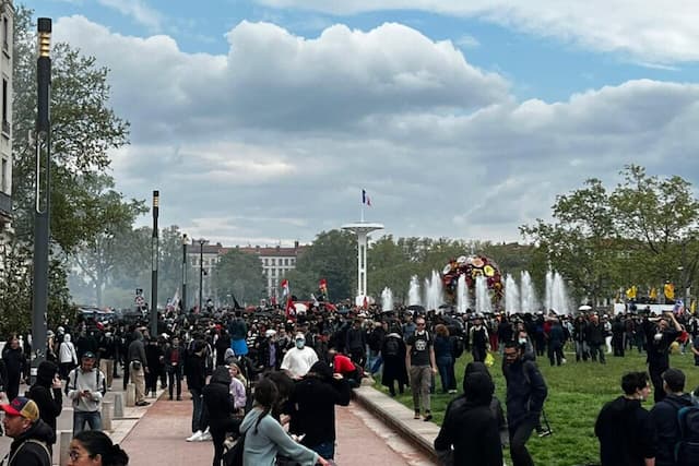 The demonstrators flock to Place Bellecour, the place of arrival of the demonstration.