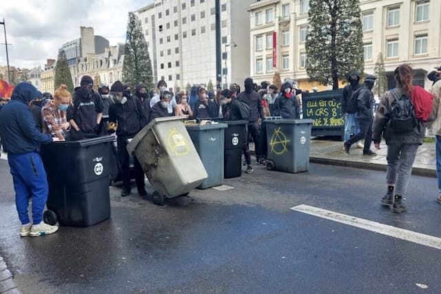 Demonstrators place trash cans in front of the police, in Rennes, this Monday, May 1st, 