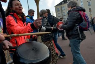 Pension reform protests using saucepans