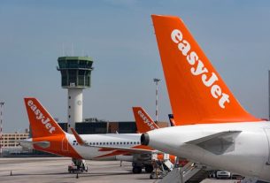 The airline EasyJet has announced the elimination of 1,700 flights over the next three months.