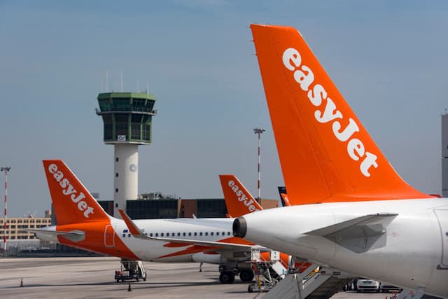 The airline EasyJet has announced the elimination of 1,700 flights over the next three months.
