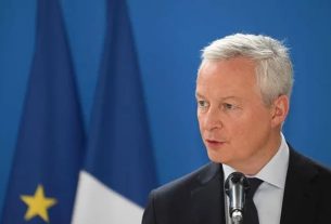 Economy Minister Bruno Le Maire announces aid to businesses