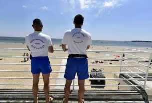 In La Baule, the CRS patrol in the city and on the beach in uniform, but also monitor the beaches.