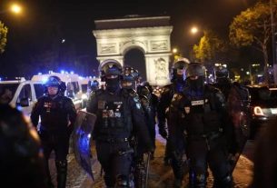Emmanuel Macron is to meet the police over the riots in France