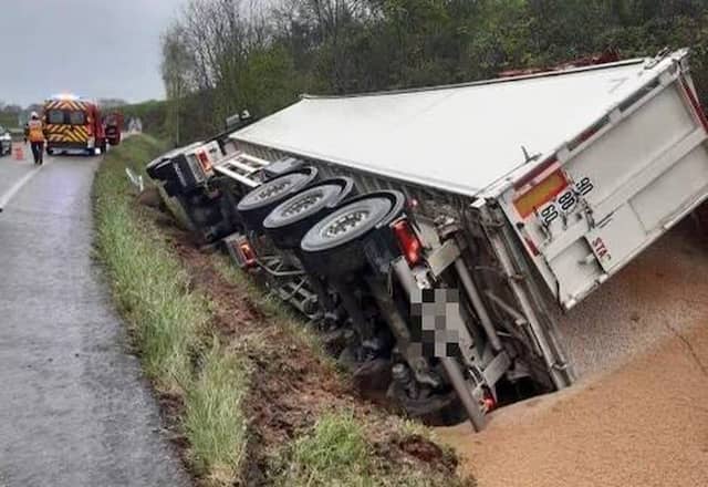 A truck overturned at the exit leading to Vaiges on the A81.