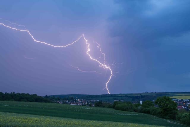 Violent Thunderstorms and Heavy Rain on Sunday: Orange Warning extended to Four Departments by Météo France
