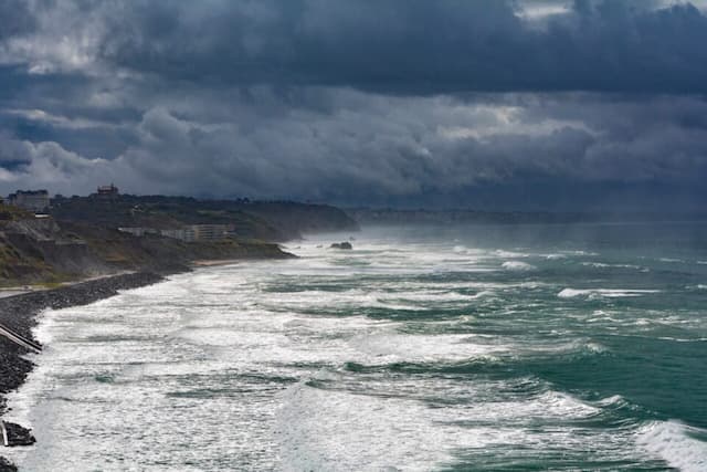 Gusts at more than 80 km/h, Strong Waves: a Gust of Wind hits France this Weekend