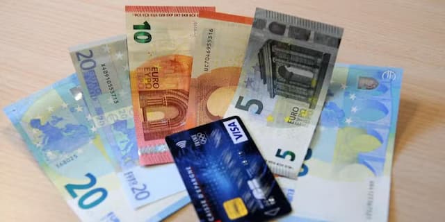 Money: the French withdraw Cash Less Often, But Larger Sums, according to the Banque de France