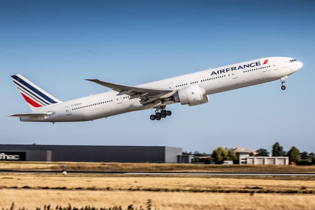 An Air France Boeing Bound for Reunion Does not Pass Switzerland and Returns to Paris Urgently