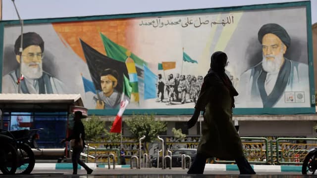 Iranian Court Acquits French-German Cyclist Charged with ‘Espionage’