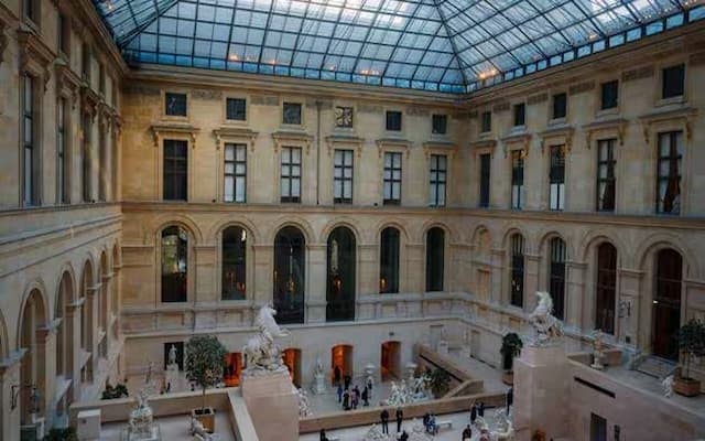 The Louvre Museum Closed After Being the Victim of a Robbery this Sunday