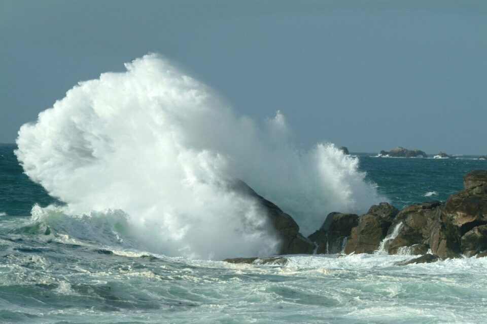 Storm Amy: Six Departments Placed by Météo France on Orange Alert for Violent Winds this Saturday