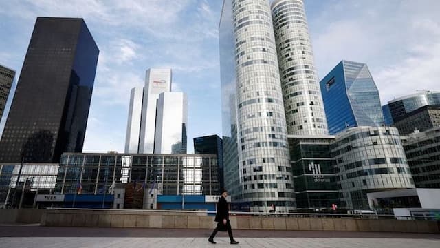 France’s Economic Outlook November 2025: Services Drive Recovery Amidst Manufacturing Struggles